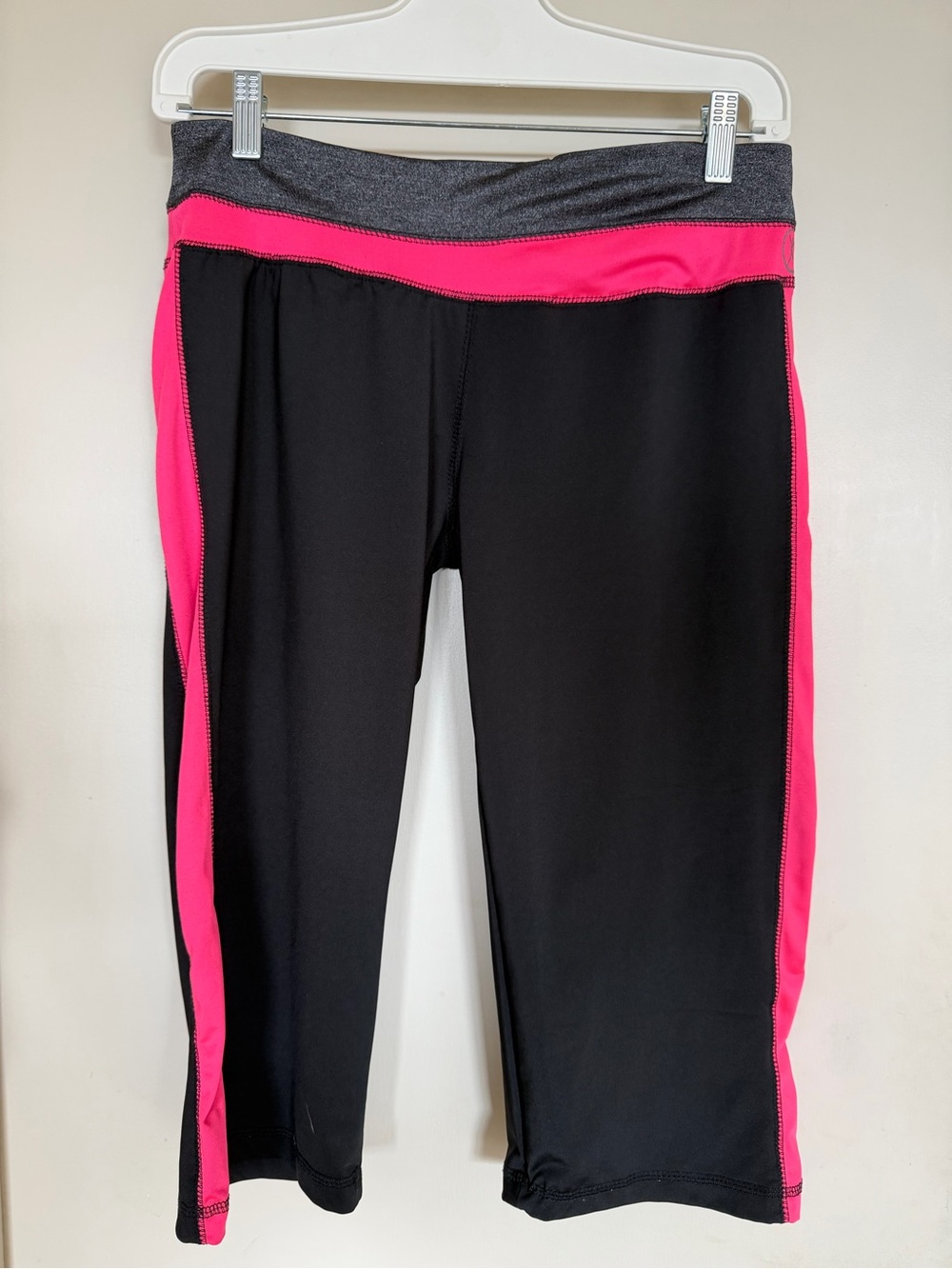 MIKK Athletica Black Pink Capri Leggings Size M Workout Yoga Cropped Pants